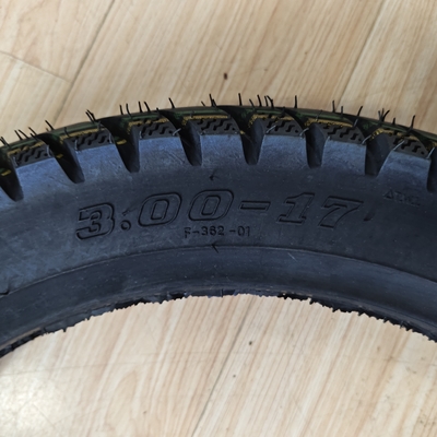 3.00-17 천연 고무 철강 나일론 원료로 제조된 오토바이 타이어