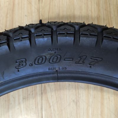 청다오 시장 오토바이 내관 타이어 3.00-17 자연 고무 강철 나일론으로 만들어졌습니다.