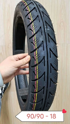 남미 시장 90/90-18 다른 스타일과 3.6kg 무게의 모터사이클 후면 타이어