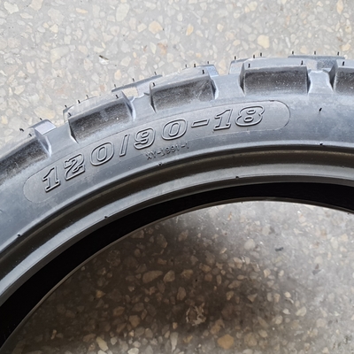 120/90-18 천연 고무와 OEM 수용 가능한 고강성 오토바이 타이어