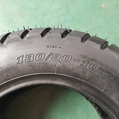 130/90-10 OEM 용납 및 뛰어난 성능의 Natrual 고무 오토바이 타이어