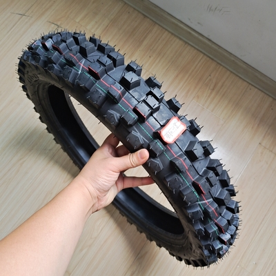직접 깊은 패턴 디자인 오토바이 타이어 포트 칭다오 로딩