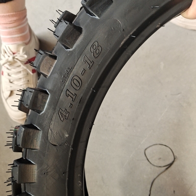 20000 KM의 작동 수명을 가진 칭다오 항구에서 위대한 성능의 모터사이클 타이어 4.10-18