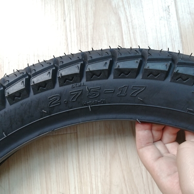 오래 지속되는 오토바이 타이어 2.75-17 20000 KM 작동 기간 및 내구성 타이어 케이스