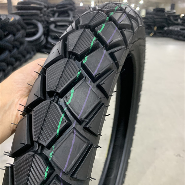 300-18 모터사이클 타이어 10.5 팽창 강도와 20000 KM 작업 수명 최고의 선택