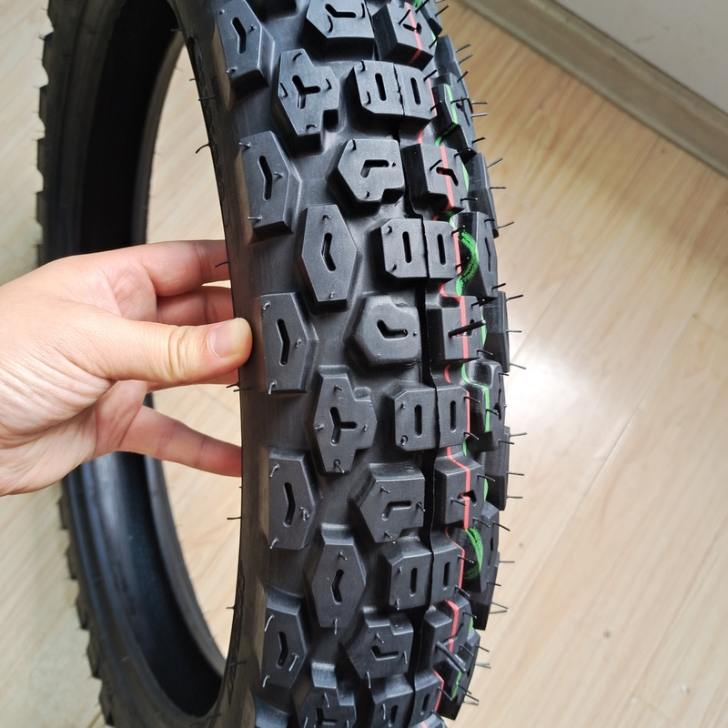 45% 고무 함유 17 인치 3.00-17 모터사이클 타이어 TVS 및 HONDA DIO 모터사이클