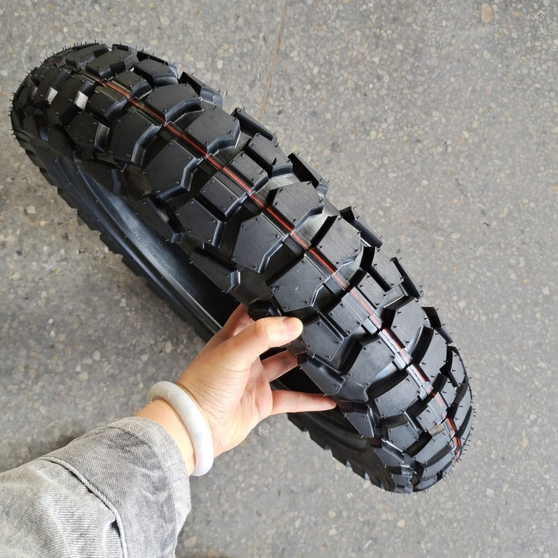 120/90-18 천연 고무와 OEM 수용 가능한 고강성 오토바이 타이어